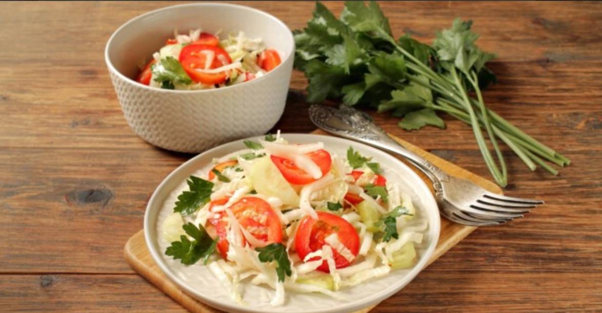 Овощной салат с пекинской капустой и помидорами, огурцами
