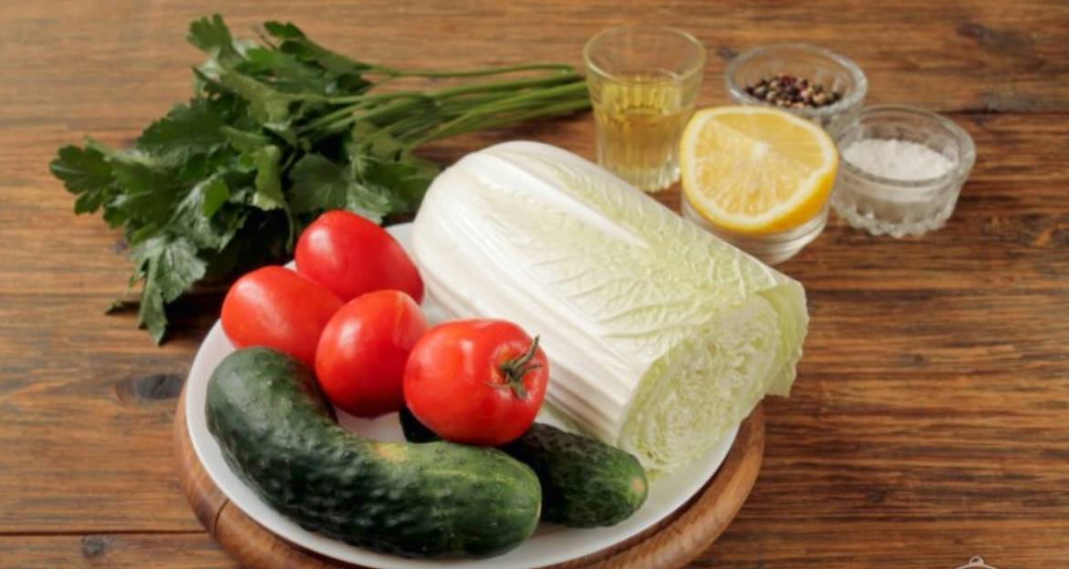 Овощной салат с пекинской капустой и помидорами, огурцами