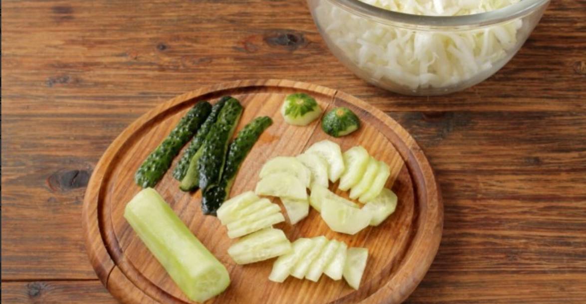 Овощной салат с пекинской капустой и помидорами, огурцами