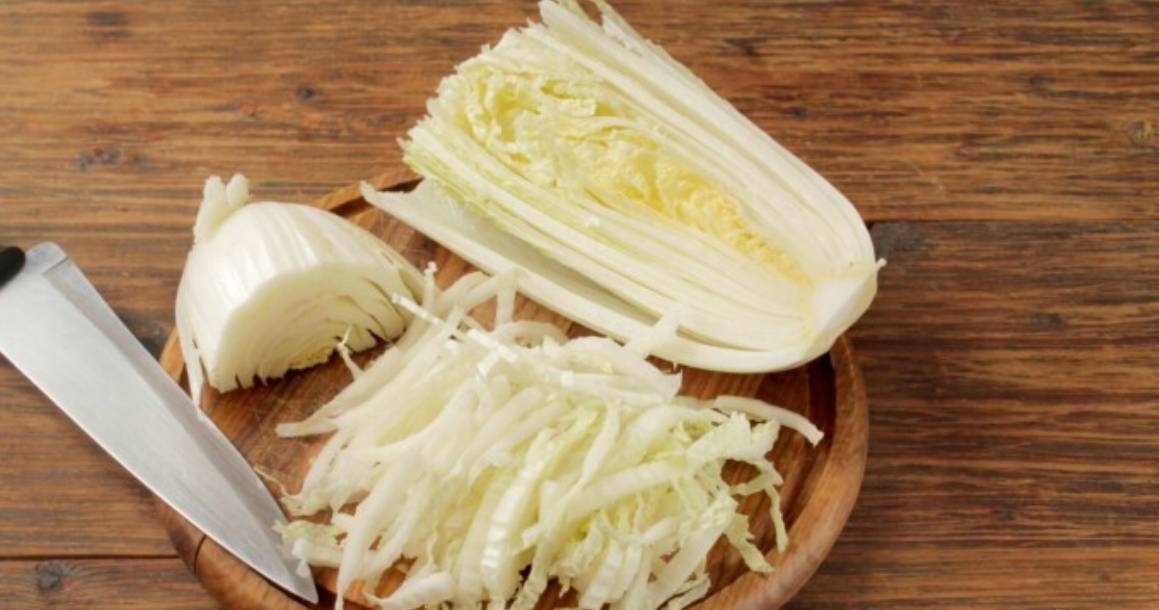 Овощной салат с пекинской капустой и помидорами, огурцами