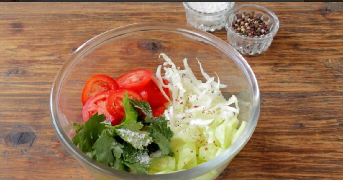 Овощной салат с пекинской капустой и помидорами, огурцами