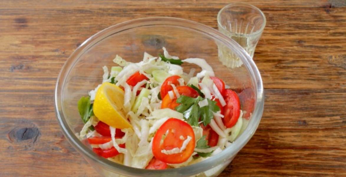 Овощной салат с пекинской капустой и помидорами, огурцами