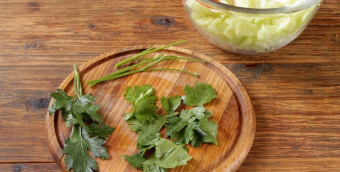 Овощной салат с пекинской капустой и помидорами, огурцами