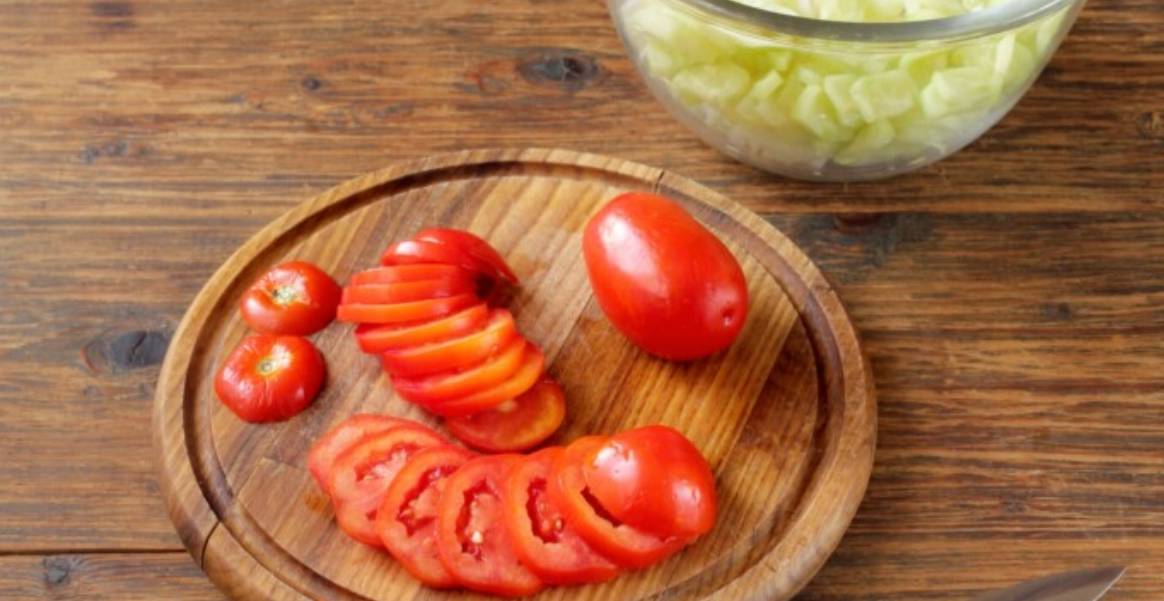 Овощной салат с пекинской капустой и помидорами, огурцами