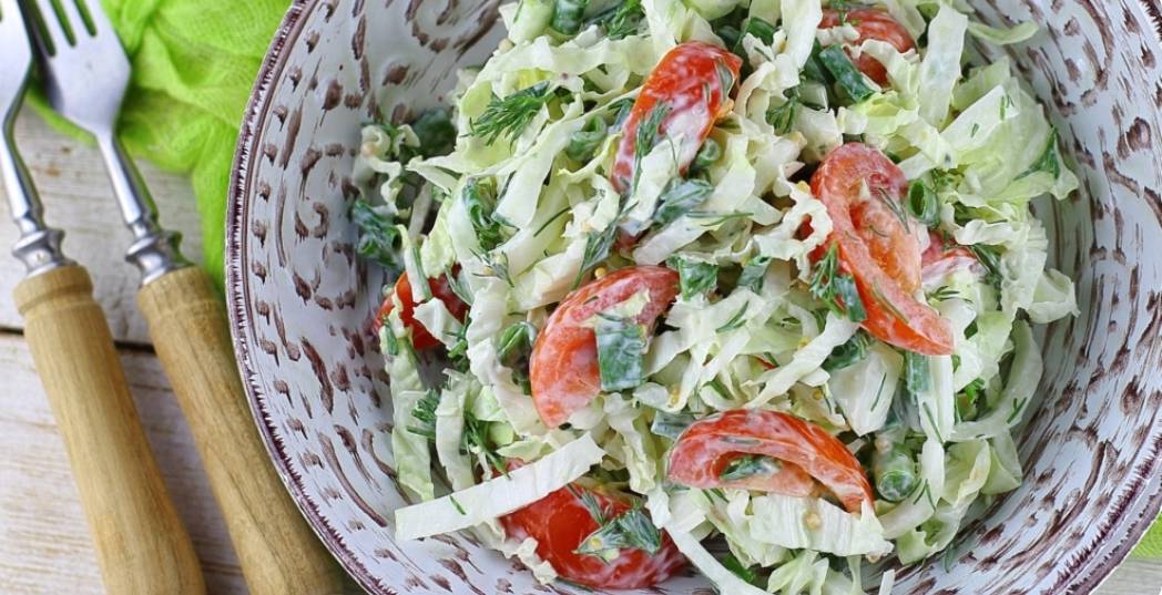 Овощной салат с пекинской капустой и помидорами