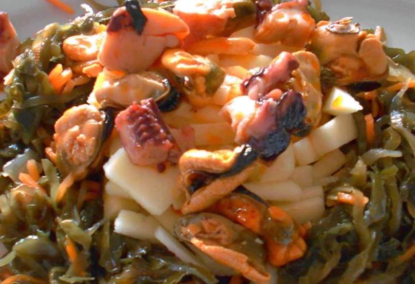 Салат с морепродуктами в масле