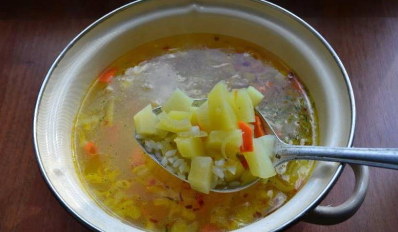 Суп с консервированной сардиной и рисом