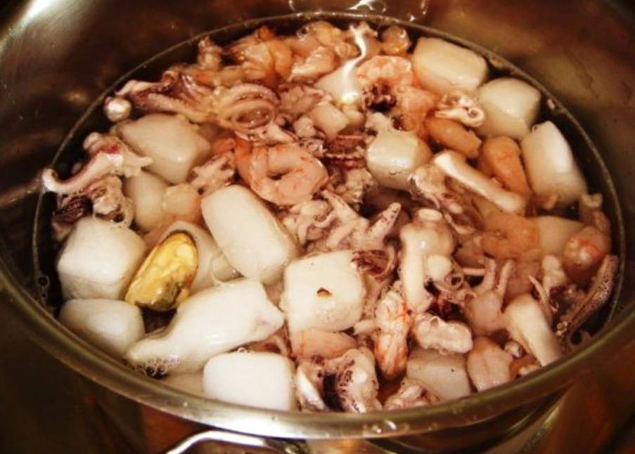 Салат с морепродуктами без майонеза на праздничный стол Салат с морепродуктами без майонеза на праздничный стол