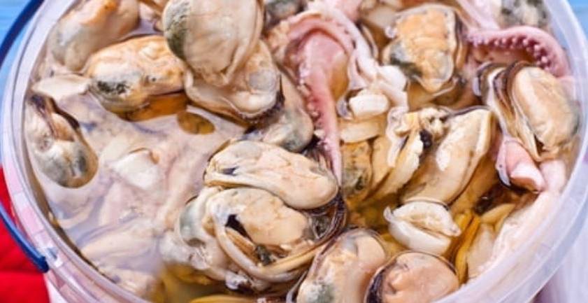 Салат с маринованными морепродуктами