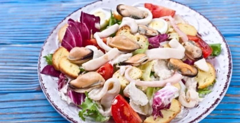 Салат с маринованными морепродуктами
