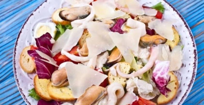 Салат с маринованными морепродуктами