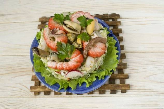Салат с морепродуктами и яйцом