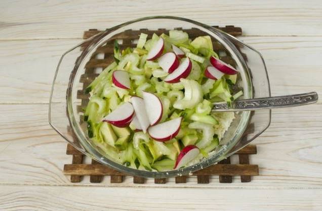 Салат с морепродуктами и яйцом