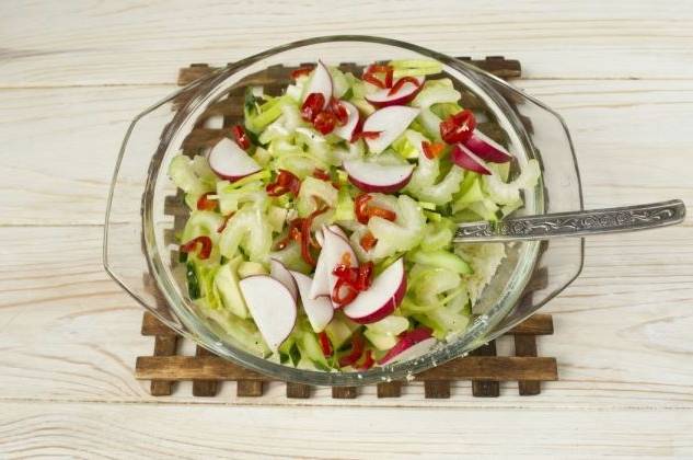 Салат с морепродуктами и яйцом