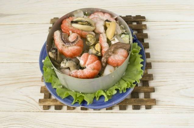 Салат с морепродуктами и яйцом
