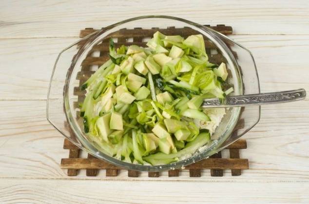 Салат с морепродуктами и яйцом