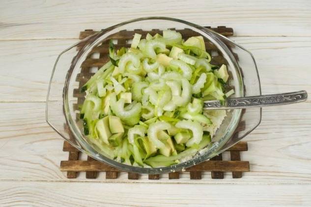 Салат с морепродуктами и яйцом
