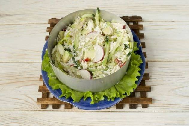 Салат с морепродуктами и яйцом