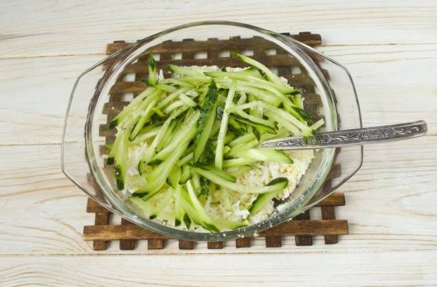 Салат с морепродуктами и яйцом