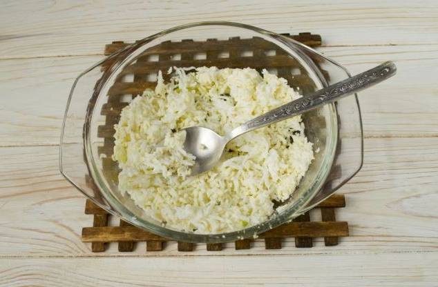 Салат с морепродуктами и яйцом