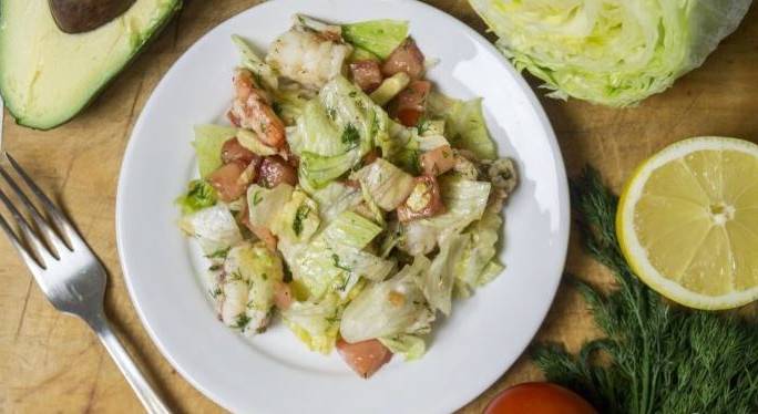 Салат с морепродуктами и салатом айсберг
