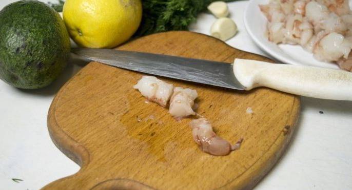 Салат с морепродуктами и салатом айсберг