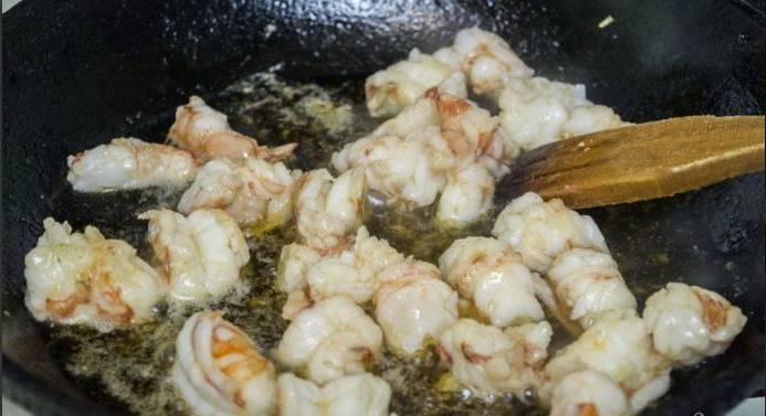 Салат с морепродуктами и салатом айсберг