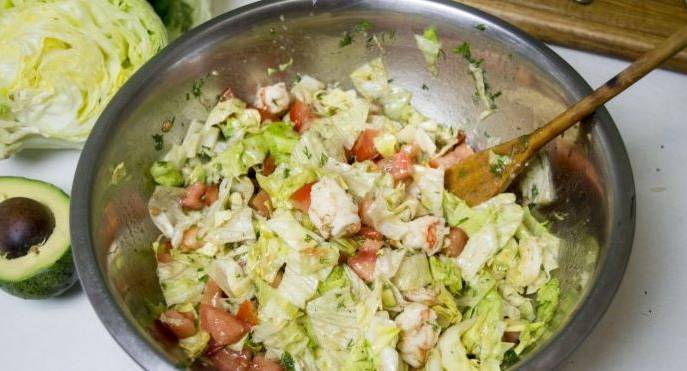 Салат с морепродуктами и салатом айсберг