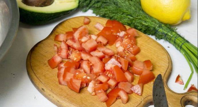 Салат с морепродуктами и салатом айсберг