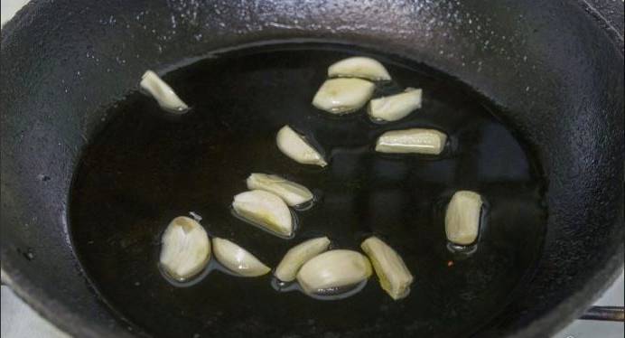 Салат с морепродуктами и салатом айсберг