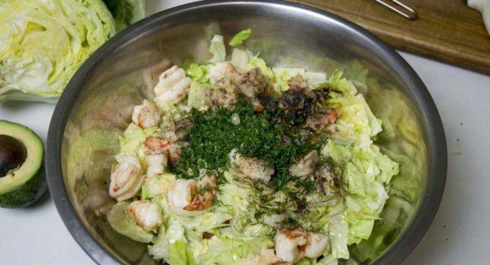 Салат с морепродуктами и салатом айсберг