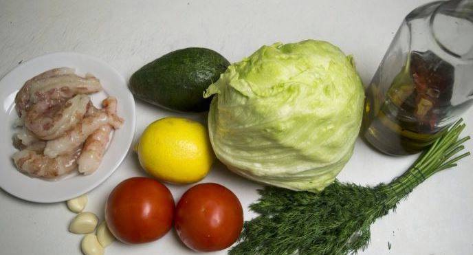 Салат с морепродуктами и салатом айсберг