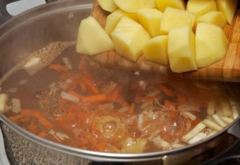 Суп из замороженных грибов с перловкой и картошкой