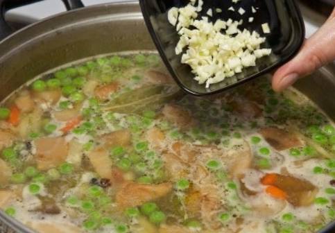 Суп из замороженных грибов с перловкой и картошкой