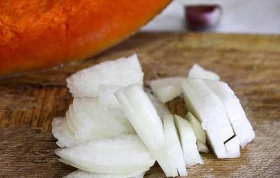 Тыквенный суп-пюре с курицей и сыром