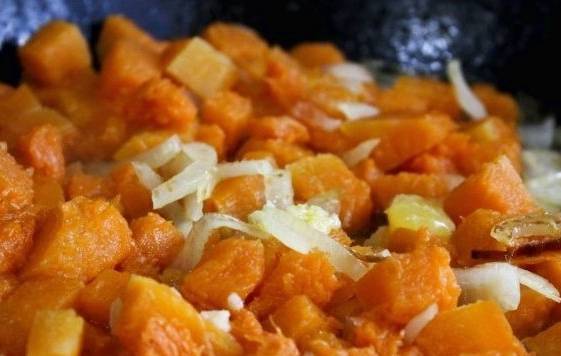Тыквенный суп-пюре с курицей и сыром
