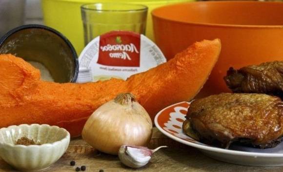 Тыквенный суп-пюре с курицей и сыром