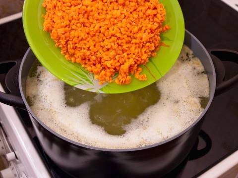 Чечевичный суп с курицей и картофелем