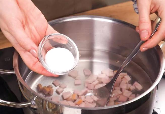 Суп с чечевицей, картофелем и копченостями