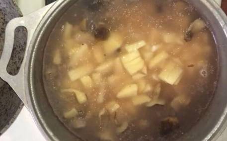 Суп из замороженных лесных грибов с картошкой и перловкой