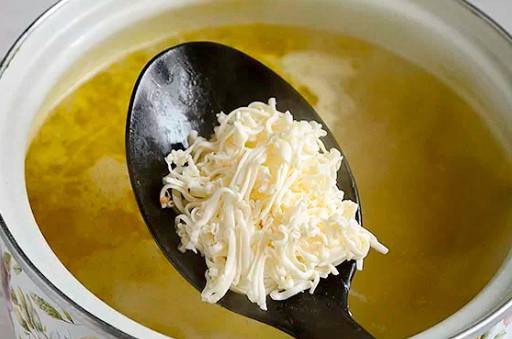 Куриный суп с плавленым сыром и картошкой