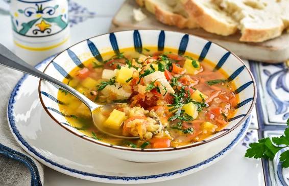 Суп с чечевицей, курицей и картошкой