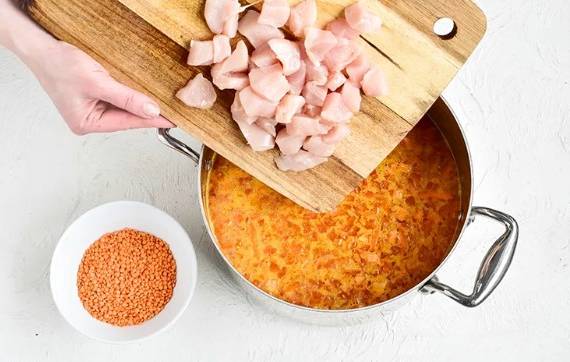 Суп с чечевицей, курицей и картошкой