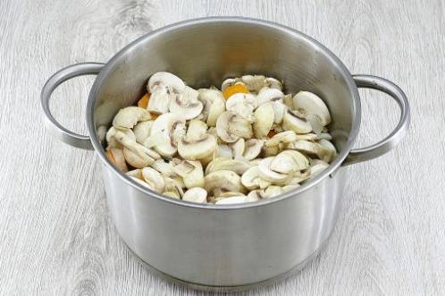 Грибной суп из шампиньонов с сыром и сливками