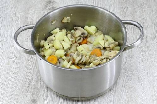 Грибной суп из шампиньонов с сыром и сливками