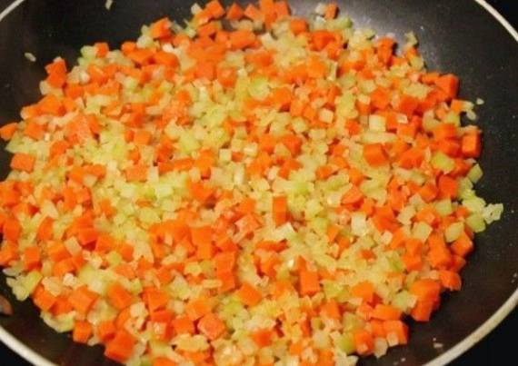 Суп из курицы с лапшой, картошкой, морковью и луком
