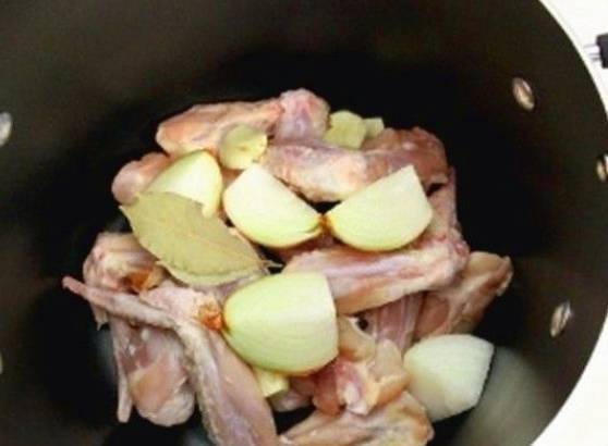 Суп из курицы с лапшой, картошкой, морковью и луком