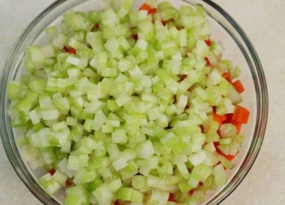 Суп из курицы с лапшой, картошкой, морковью и луком