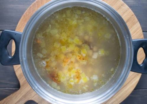 Суп с нутом, курицей и картошкой