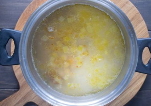 Суп с нутом, курицей и картошкой